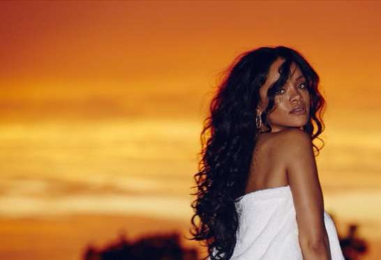 Rihanna le deseó un feliz cumpleaños a Bob Marley con sexy traje de baño