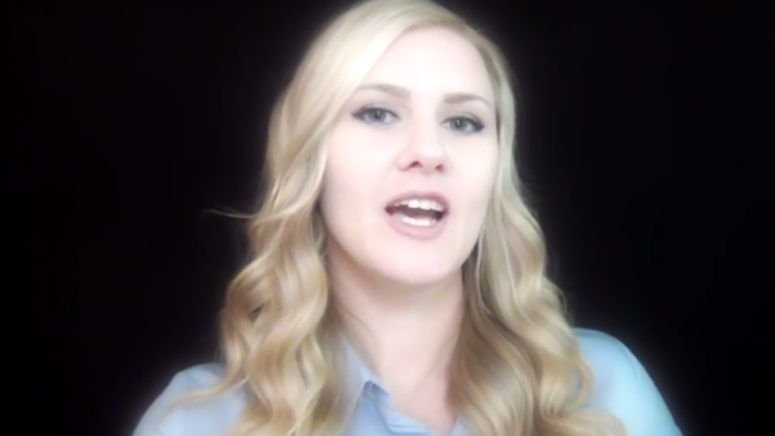 Sólo con susurros esta rusa promete llevarte al relajo puro