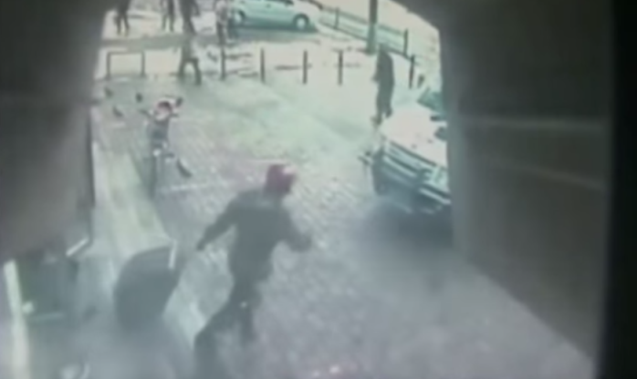 El ladrón más tonto del mundo: Roba un bolso con dinero y no se lo puede