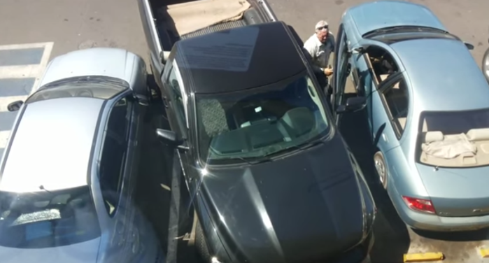 Conductor irrespetuoso se estaciona horriblemente mal en La Serena