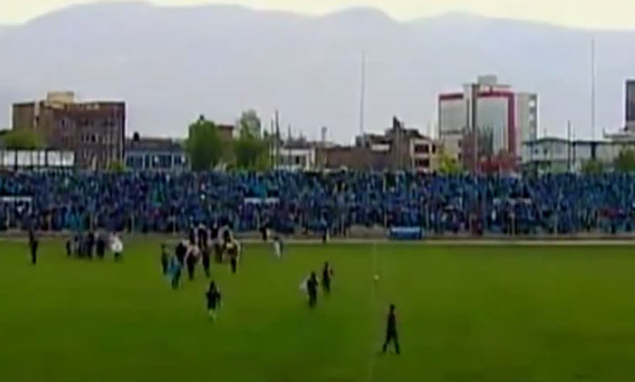 Jugador y guarda línea resultan heridos por impacto de un rayo en Perú