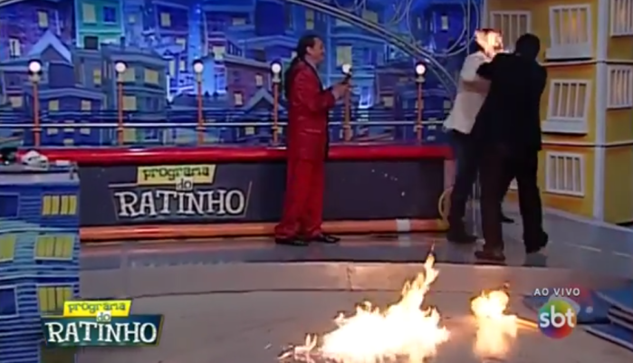 Animador de TV se quema en pantalla al realizar truco con antorchas