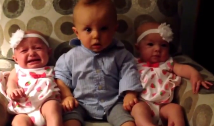 Confusión de bebé sentado en medio de gemelas es furor en Internet