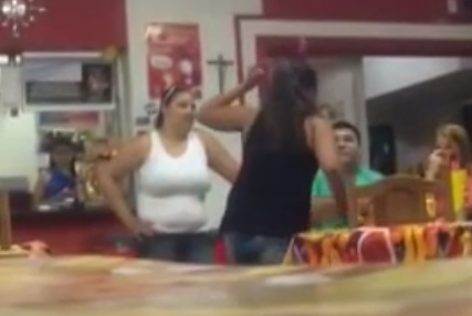 Apaga tus celos: Mujer descontrolada es sacada de restorán con un extintor