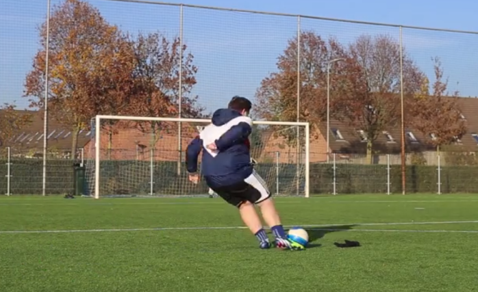 Pesa 100 kilos e imita la pegada de CR7: ¡Pero es mejor que el original!