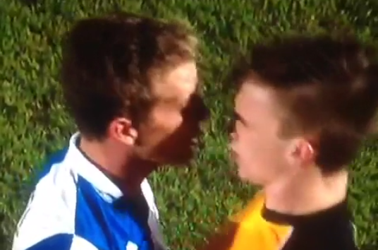Amor y paz: Futbolista besa a otro para evitar pelea en la cancha
