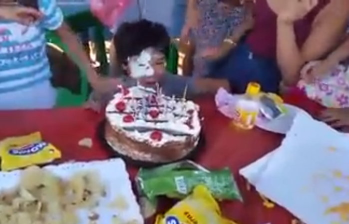 La venganza de “Checho”: El niño que no aguantó el tortazo en su cumpleaños