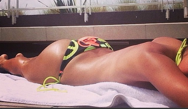 Sensual ex chica Yingo impresiona con su flexibilidad y talento en el caño