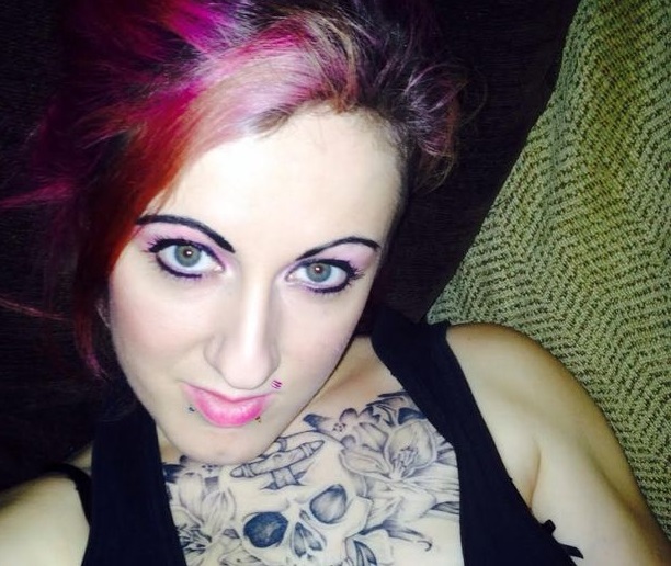 Extraña obsesión: Joven madre dice comer un rollo de papel higiénico al día