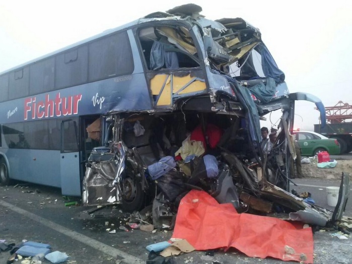 Choque entre bus y camión deja 1 muerto y más de 22 heridos en Vallenar