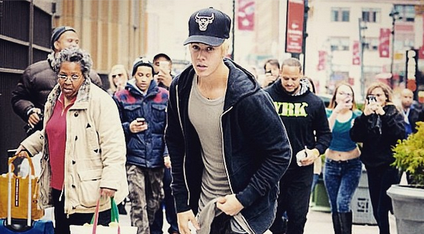 Justin Bieber se cae en patineta en pleno centro de Nueva York