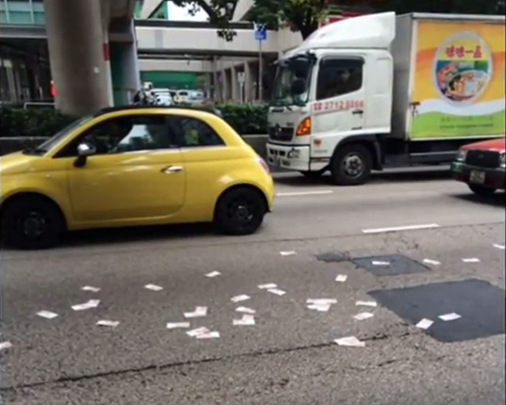 Locura en Hong Kong luego que más de mil millones de pesos cayeran desde camión de valores