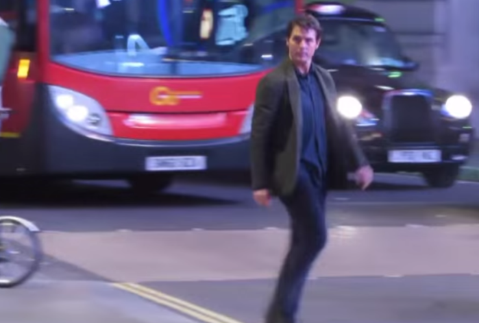 ¡Por no mirar!: Tom Cruise casi es atropellado por un bus en Londres