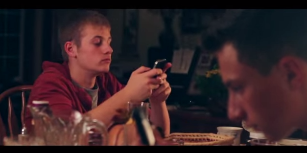 La particular lección de un padre a hijos que usaban smartphones en la cena