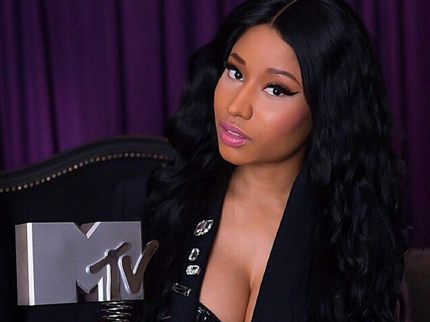 Selfie de Nicki Minaj deja ver de más por pronunciado escote