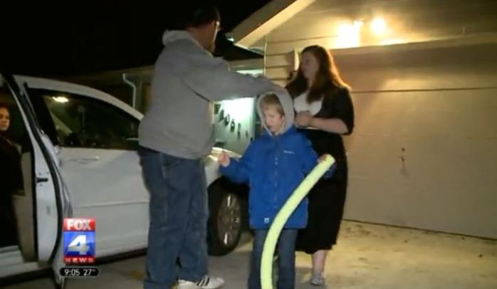 Indignación por castigo a niño ciego: Cambiaron su bastón por un tallarín de nado