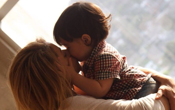 ¿Arrepentida? Famosa cantante pide a la prensa que deje en paz a su hijo