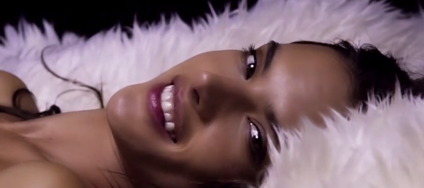 Modelo de Victoria's Secret en topless para video de revista inglesa