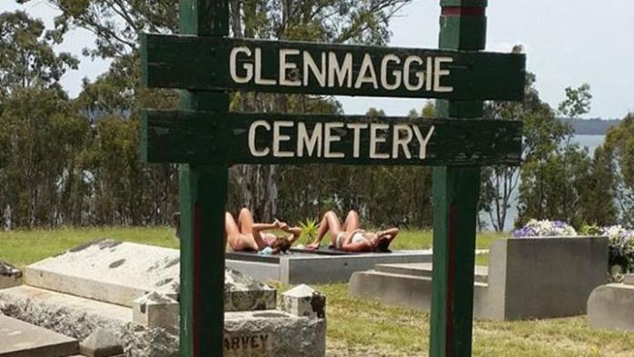Indignación generan turistas que tomaron sol sobre lápidas en cementerio australiano