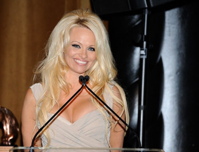 Pamela Anderson deslumbra con sus bronceadas y tonificadas piernas a sus 47 años