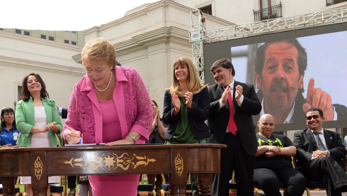 Presidenta Bachelet firma proyecto de ley 