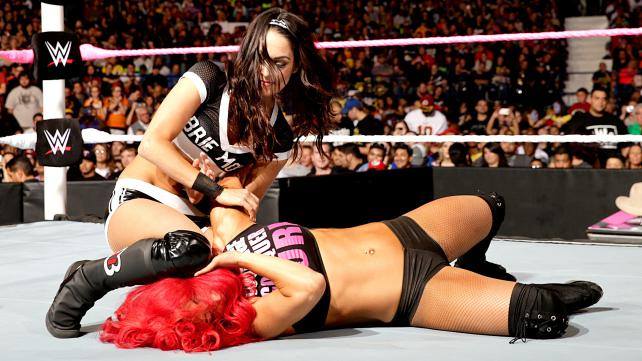 Fuga de implante de silicona le jugó una muy mala pasada a diva de la WWE