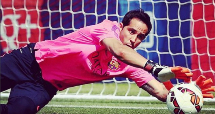 ¿Hulk, eres tú?: Claudio Bravo sorprende saltando con pesas en sus hombros