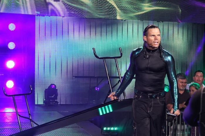 Ex ídolo de la WWE casi paga con la muerte esta peligrosa caída