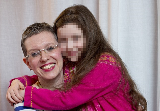 Controversia: Madre británica aún amamanta a su hija de seis años y medio