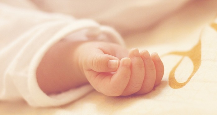 Encuentran muerto a bebé recién nacido en la cama de sus padres: Fueron detenidos