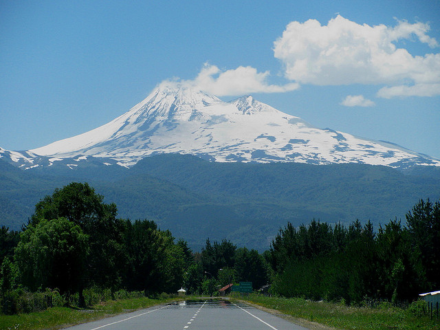 Intensifican búsqueda de turistas alemanes extraviados en volcán Llaima