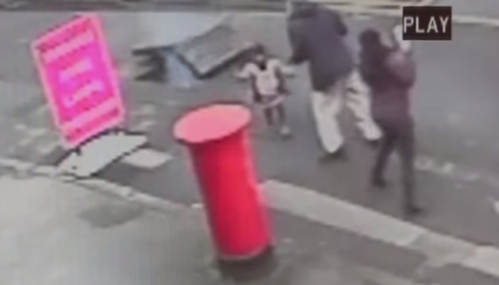 De milagro una niña se salvó de la peligrosa explosión de una alcantarilla