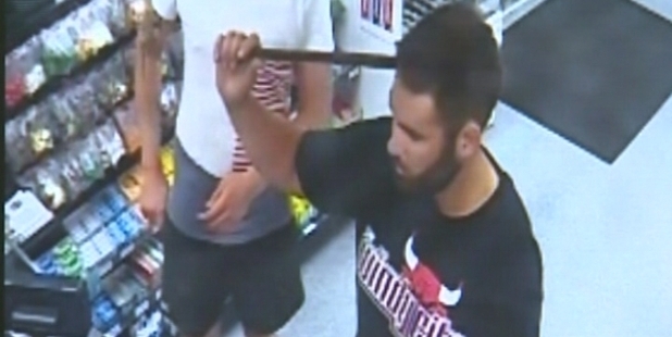 Joven llegó con un fierro clavado en la cabeza a pedir ayuda a una tienda