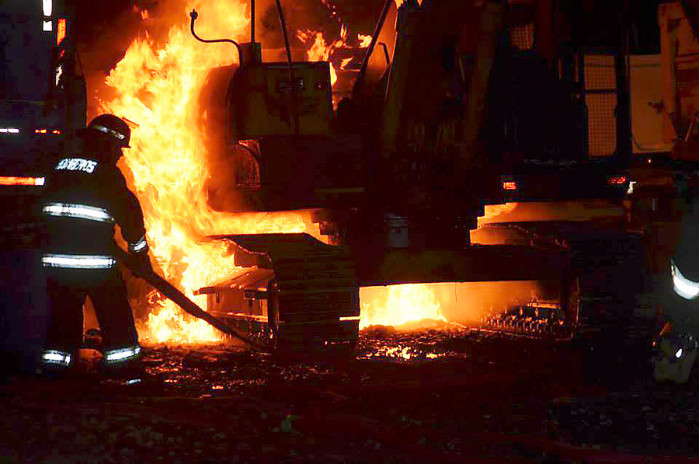 Ataque incendiario en Lautaro daña galpón con maquinaria agrícola