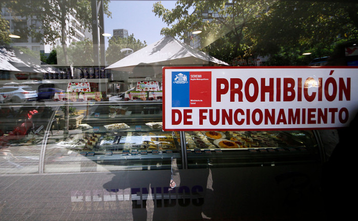 Prohíben funcionamiento de conocida heladería por presencia de cucarachas en local