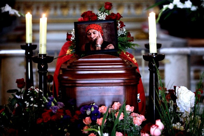 Cientos de personas despiden al escritor Pedro Lemebel en su velatorio