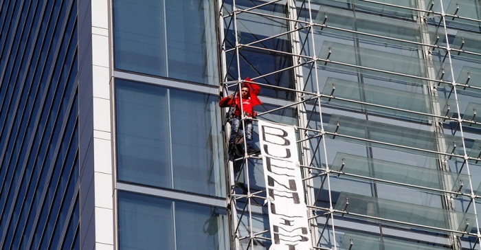 Joven protesta desde piso 14 en Las Condes y amenaza con cortarse por sueldos impagos