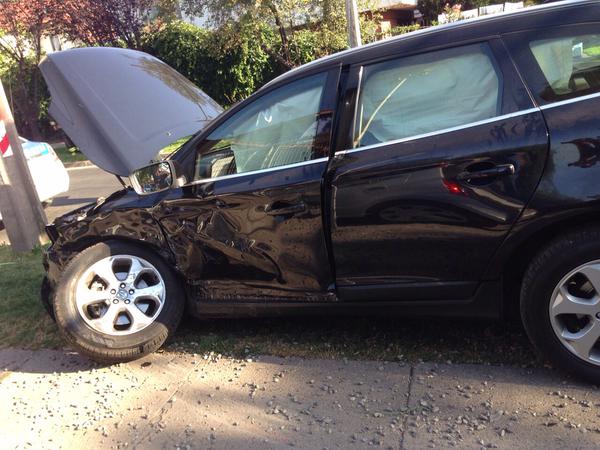 Mujer acusa en Twitter a jugador de la 'U' por chocar violentamente su auto