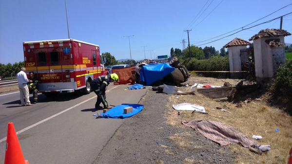 Cinco muertos deja volcamiento de auto en Ruta 5 Sur a la altura de San Fernando