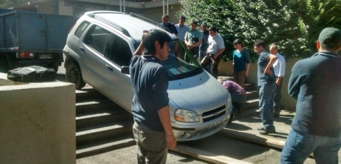 Temuco: Bochorno sufre conductora que quiso bajar en auto por una escalera