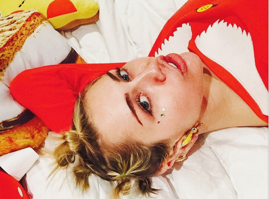 Enamorada: El apasionado beso con el que Miley Cyrus recibió el 2015