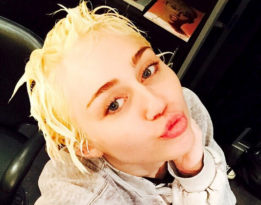 ¿Tocando fondo?: Filtran foto que muestra a Miley Cyrus rodeada de drogas en el estudio