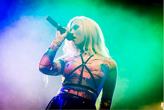 Joven comentarista de 'Primer Plano' sorprende lanzando canción en perfecto inglés