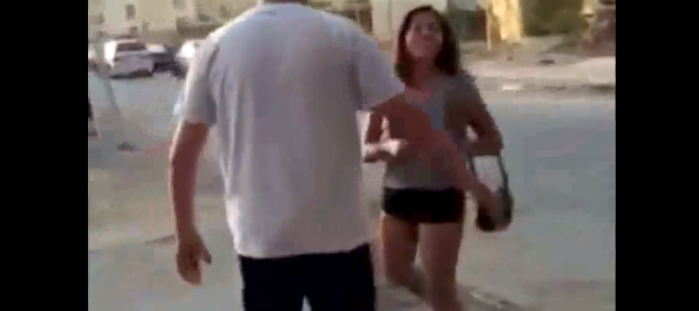 Fuerte video: Pareja gay recibió amenazas y empujones por besarse en la calle