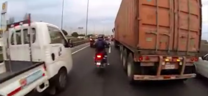 Impactante video muestra a motociclista esquivando el taco de extrema forma