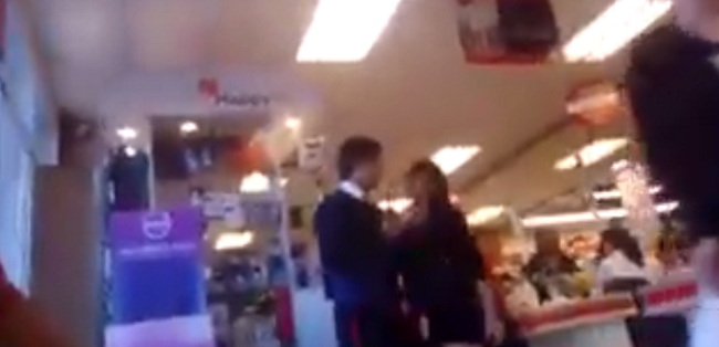 Tapan en burlas a “Pituca sin Lucas” que dejó la escoba en supermercado de La Serena