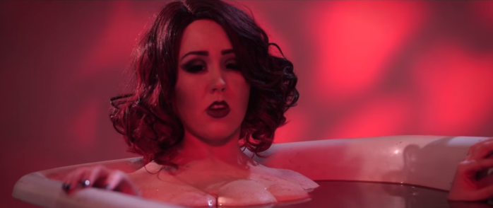 Sadomasoquista y rockero: Mujer de “tres senos” arrasa con su primer video