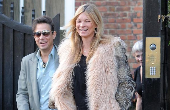 Famosa cantante le regaló apasionado beso a la modelo Kate Moss en su cumpleaños 41