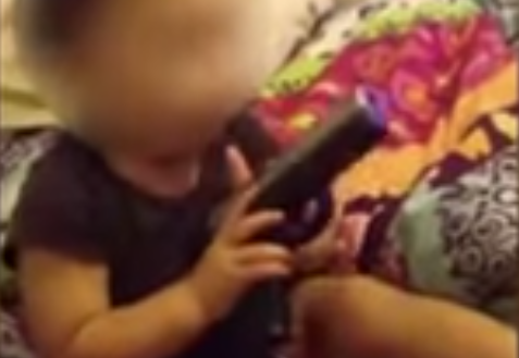 Video de padres grabando a su bebé jugando con una pistola real se viraliza