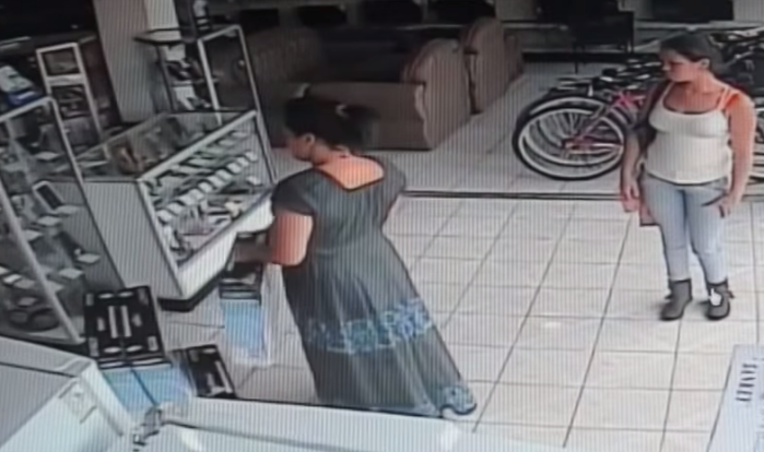 Habilidosa ladrona robó un televisor de una manera muy particular